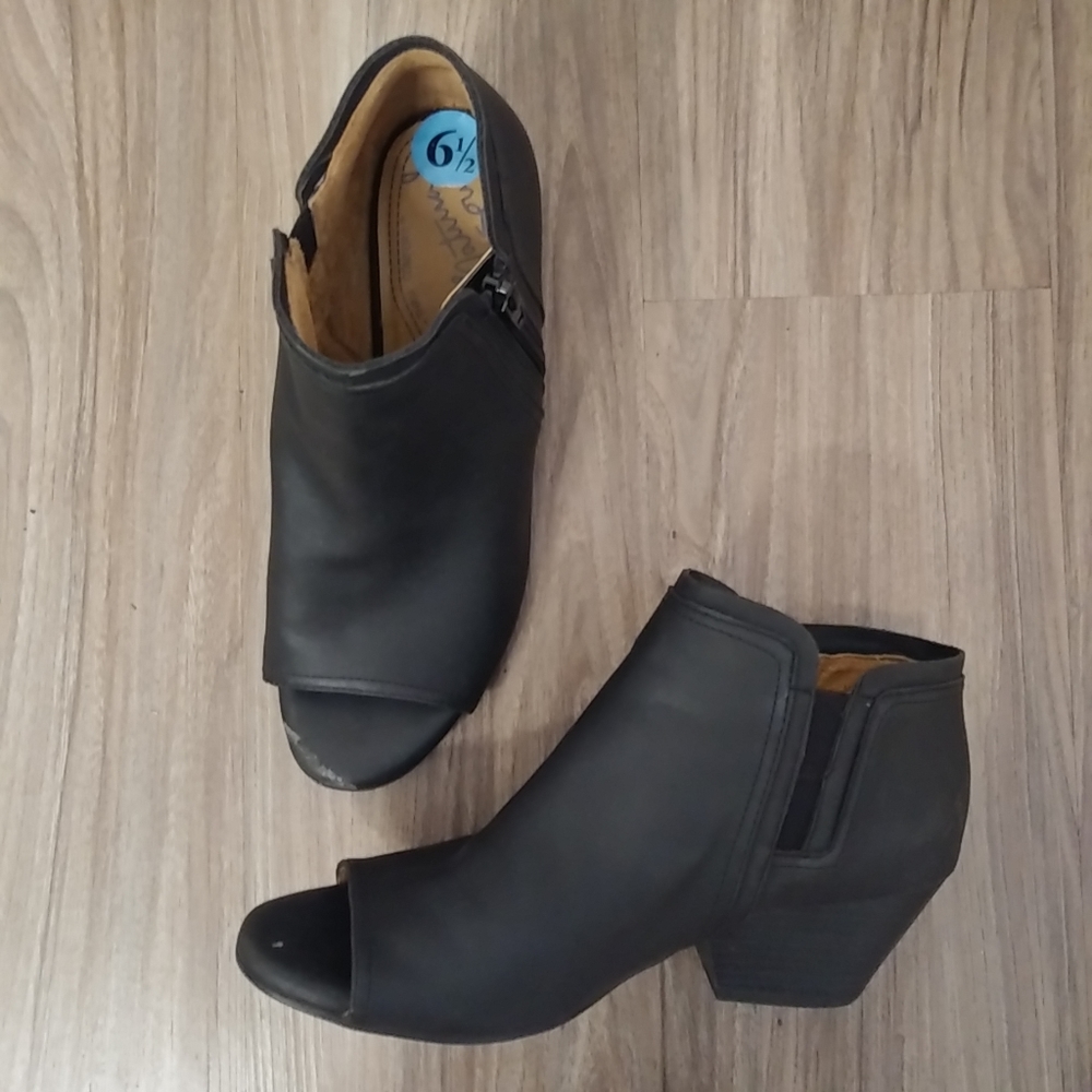 Natural soul peep toe booties